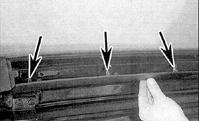 1. Снимите верхнюю панель отделки (стрелками показаны крепежные зажимы).