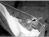 6. Открутите крепежный болт натяжного барабана и снимите ремень безопасности.