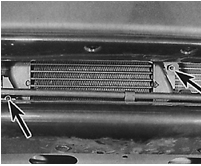Расположение гаек крепления масляного радиатора, видимых через спойлер