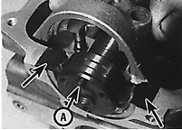 Места нанесения герметика (стрелки) на головку блока цилиндров и положение
