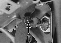 Расположение пружинной скобы шарнирного пальца, крепящего вилку тяги