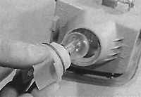Снятие патрона с лампочкой из переднего указателя поворотов