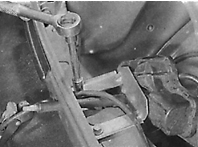 Отвинчивание болтов крепления кронштейна двигателя стеклоочистителя фар